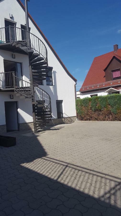 Apartments Zum Bayrisch Pub ไวเซนฮอร์น ภายนอก รูปภาพ